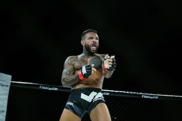 Franco Tenaglia festeja su victoria en el combate estelar de WAR MMA 2