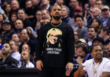 Drake con la camiseta dedicada a la periodista Doris Burke.