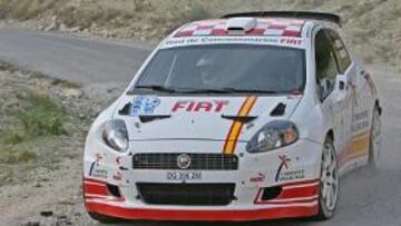 <b>PRIMER LÍDER. </b>Miguel Fuster, con el Fiat Punto, en uno de los tramos de la prueba alicantina.