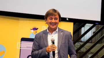 Jorge Flores, director de Pantallas Amigas: “Dar un móvil antes de los 13 años es desproporcionado”