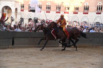 El Palio de Siena (Palio di Siena) es una carrera de caballos de origen medieval que enfrenta a los distritos de la ciudad de Siena dos veces al a?o. La primera carrera se celebra el dos de julio (Palio di Provenzano) y la segunda el 16 de agosto (Palio d