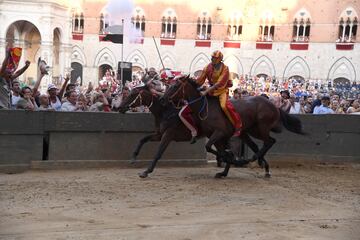 El Palio de Siena (Palio di Siena) es una carrera de caballos de origen medieval que enfrenta a los distritos de la ciudad de Siena dos veces al año. La primera carrera se celebra el dos de julio (Palio di Provenzano) y la segunda el 16 de agosto (Palio d