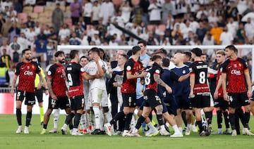 El pique entre los dos jugadores deriva en tangana tras acabar el partido. Bellingham y Asencio tambien terminaron enfrentados con el lateral.