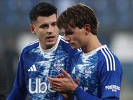 COMO, ITALY - FEBRUARY 01: Nico Paz of Como 1907 is consoled by teammate Alvaro Morata at the end of the Serie A match between Como 1907 and Atalanta BC at Giuseppe Sinigaglia Stadium on February 01, 2026 in Como, Italy. (Photo by Marco Luzzani/Getty Images)