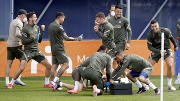 Los futbolistas del Atlético se ríen durante el último entrenamiento: Saúl, Correa, Trippier, Vitolo, Lemar, Giménez, Kondogbia...