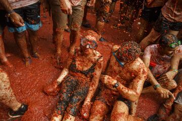 BUNOL, SPAIN - AUGUST 30: Revellers enjoy the atmosphere in tomato pulp while participating the annual Tomatina festival on August 30, 2017 in Bunol, Spain. An estimated 22,000 people threw 150 tons of ripe tomatoes in the world's biggest tomato fight held annually in this Spanish Mediterranean town. (Photo by Pablo Blazquez Dominguez/Getty Images)