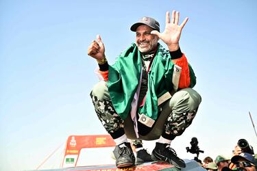 Nasser Al-Attiyah celebra tras proclamarse campeón de la categoría de coches en el Rally Dakar 2026.