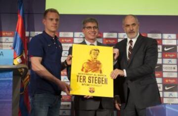 Ter Stegen durante la rueda de prensa junto a Jordi Mestre y Andoni Zubizarreta.