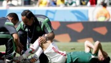H&eacute;ctor Moreno es atendido por los servicios m&eacute;dicos mexicanos durante el partido ante Holanda.