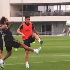 James la pica de borde externo para gol de Sergio Ramos