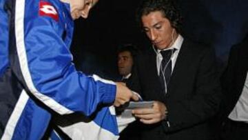 <b>VUELVE EL TALENTO. </b>Guardado, ayer, firmando un autográfo a su llegada a Alicante.
