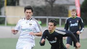 <b>SIN SUERTE. </b>Juan Carlos persigue un balón dividido.