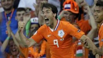 <strong>REPASO.</strong> Holanda dio un repaso a los actuales campeones del mundo y se sitúa al frente del grupo C. Van Nistelrooy, Sneijder y Gio anotaron los tantos que sirvieron para golear a Italia.