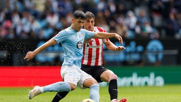 Yoel Lago se dispone a golpear el balón durante el partido contra el Athletic.