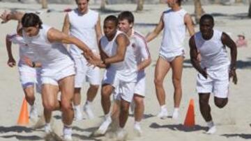 <b>NUEVOS DESTINOS. </b>El Milán, con Ibrahimovic y Robinho a la cabeza, preparó la vuelta a la liga en Dubai, donde trabajó en la playa. El Bayern, por su parte, ha elegido Doha antes de que se retome la Bundesliga el próximo 15 de enero.