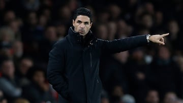 Mikel Arteta, entrenador del Arsenal, da instrucciones durante el partido ante el Sevilla.