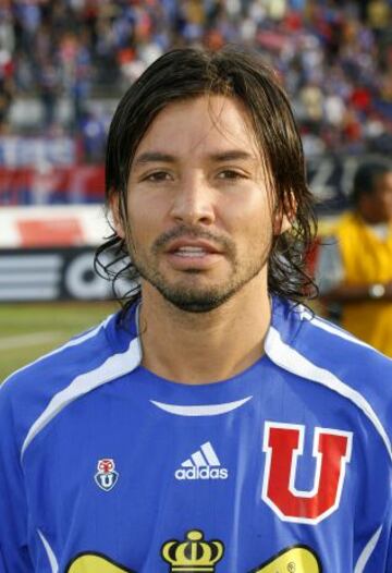 En el año 2007, ficha por Universidad de Chile, en donde jugó por un año en la escuadra azul. No gravitó en los azules, y a fines de la temporada, partió al fútbol colombiano.