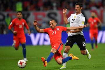 Chile's midfielder Marcelo Diaz (L) vies with Germany's midfielder Lars Stindl during the 2017 Confederations Cup group B football match between Germany and Chile at the Kazan Arena Stadium in Kazan on June 22, 2017. / AFP PHOTO / Yuri CORTEZ