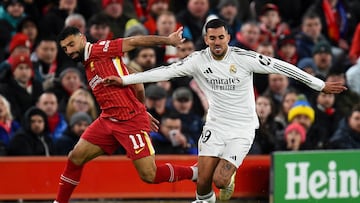 Liverpool (United Kingdom), 27/11/2024.- Mohamed Salah (L) of Liverpool in action against Dani Ceballos of Real Madrid during the UEFA Champions League match between Liverpool and Real Madrid in Liverpool, Britain, 27 November 2024. (Liga de Campeones, Reino Unido) EFE/EPA/PETER POWELL