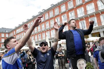 Los seguidores del Chelsea llenan el centro de Madrid