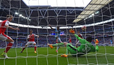 Touré would rather play Manchester derby “without a ref”