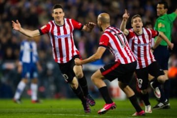 0-1. Aduriz celebra el primer tanto.