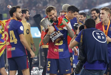 Iñigo Martínez con el ftrofeo de la Supercopa de España.