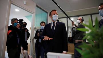 Emmanuel Macron, presidente de Francia, en una visita a un centro m&eacute;dico.