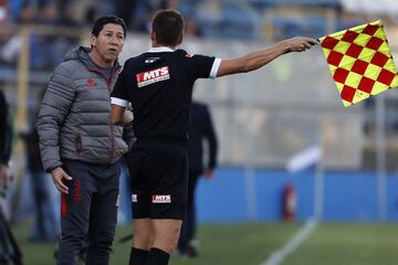 Jaime Vera, técnico de Curicó Unido, con el juez asistente.