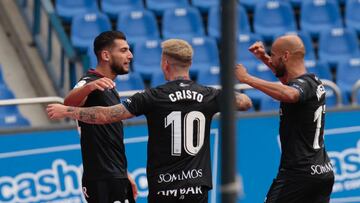 Rafa Mir celebra junto a Cristo y Mikel Rico su gol en Riazor.
