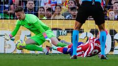 Ter Stegen detiene un remate de Griezmann.