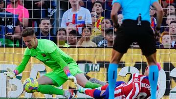 Ter Stegen detiene un remate de Griezmann.