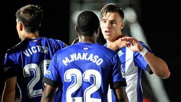 El delantero bosnio del Alavés Ermedin Demirovic (d) celebra con sus compañeros Wakaso (c) y Víctor (i), tras marcar gol ante el Formentera en el partido de Ida de los Octavos de Final de la Copa del Rey disputado esta tarde en el est