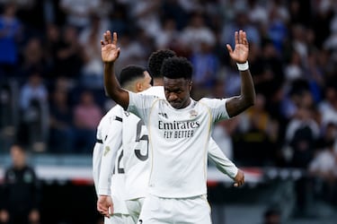 Vinicius, tras marcar el segundo gol, hizo el gesto claro de llevarse las manos al pecho y levantar las palmas, una señal habitual de disculpa dirigida a la grada, sin una celebración efusiva. El gesto fue interpretado como una disculpa por momentos anteriores del partido y por la tensión con parte del público del Bernabéu, que venía pitándole antes del gol. En el momento del gesto de perdón, se escuchó una mezcla de aplausos y silencio, con algunos pitidos aislados que se fueron apagando poco a poco.