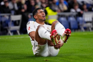 Jude Bellingham se duele sobre el césped del estadio Bernabéu. El jugador inglés se tuvo que retirar del encuentro.