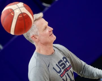  Steve Kerr, head coach of the US