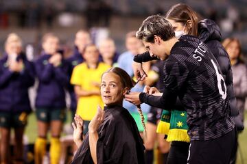 La futbolista australiana Aivi Luik se rapa el pelo en el estadio de Camberra (Australia) tras el partido amistoso que disputaron ayer las selecciones de Australia y Nueva Zelanda. La jugadora, de 37 años, protagonizó este singular gesto con el fin recaudar fondos para ayudar a su hermano, Noa Kerwick, quien padece un tumor cerebral.