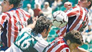 <b>SIN PREMIO</b>. El esfuerzo sportinguista (hasta tres jugadores luchando por cada balón) no tuvo ni pizca de suerte.