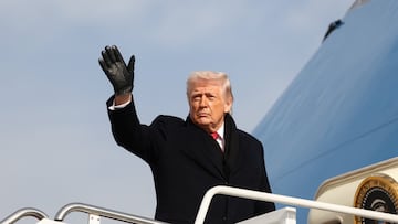 U.S. President Donald Trump gestures as he boards Air Force One to depart for Florida, at Joint Base Andrews, Maryland, U.S., January 16, 2026. REUTERS/Kevin Lamarque