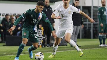 BUDAPEST, HUNGARY - NOVEMBER 28: (l-r) Moha Ezzarfani of Espanyol Barcelona competes for the ball with Ihor Kharatin of Ferencvarosi TC during the UEFA Europa League Group stage match between Ferencvarosi TC and Espanyol Barcelona at Ferencvaros Stadium o