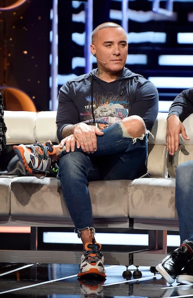 Tras darse a conocer en España por su relación con Marujita Díaz, Dinio fue dejándose caer por diferentes programas de televisión. En el espacio de Sardà su colaboración era de lo más habitual. Actualmente, el actor cubano, quien también probó suerte en el mundo de la canción, trabaja en un 'show' pornográfico en un local de alterne muy conocido de Barcelona, donde reside desde hace unos años.