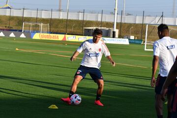 El entrenador colombiano, Reinaldo Rueda, realizó el primer entrenamiento con los jugadores convocados del FPC al microciclo que se lleva a cabo en la Sede Deportiva de la Federación Colombiana de Fútbol. 