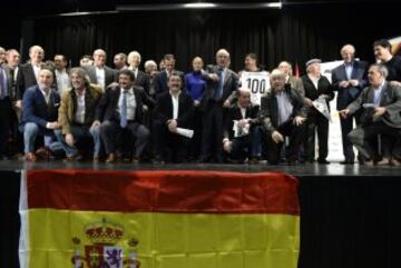 La gala del Centenario se cerró con una gran foto de familia con exjugadores, exentrenadores e invitados como Del Bosque, Butragueño y Burgos. 