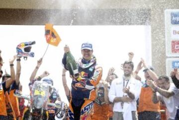 El piloto español de KTM Marc Coma festeja su victoria en la categoría de motos tras la última etapa en el Rally Dakar 2015 hoy, sábado 17 de enero de 2015, entre las localidades de Rosario y Buenos Aires, Argentina. El Dakar 2015 finalizó hoy tras disputarse desde el 3 y el 17 de enero entre Argentina, Chile y Bolivia. 