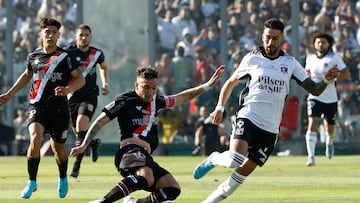 Futbol, Colo Colo vs Curico Unido.
Fecha 27, campeonato Nacional 2022.
El jugador de Colo Colo Marco Rojasi disputa el balon balon contra Ronald de la Fuente de Curico Unido durante el partido por la primera division disputado en el estadio Monumental.
Santiago, Chile.
09/10/2022
Javier Salvo/Photosport
Football, Colo Colo vs Curico Unido.
27th date, 2022 National Championship.
Colo Colo’s players Marco Rojas, , viest the ball against Ronald de la Fuenteof Curico Unido for the first division match held at Monumental stadium.
Santiago, Chile.
10/09/2022
Javier Salvo/Photosport