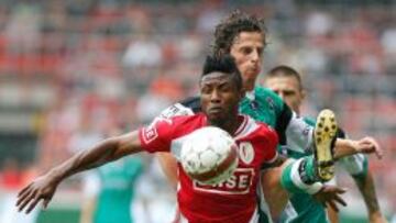 Imoh Ezekiel pelea por el balón con Kenneth Van Goethem del OH Leuven.