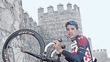 <b>AL ASALTO. </b>Carlos Sastre en las históricas murallas de Ávila.