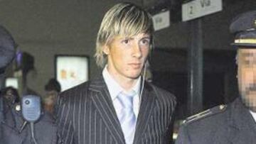 <b>UNA VIGILANCIA MUY ESPECIAL.</b> Los defensas del Sevilla estarán hoy muy atentos a Torres, como ayer hicieron a la llegada del equipo en Sevilla la Policía Nacional.