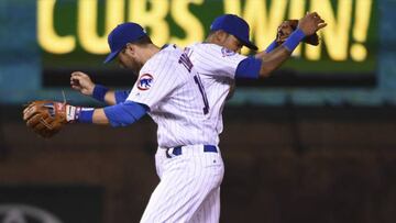 Ben Zobrist (izquierda) y Addison Russell celebran la victoria de sus Chicago Cubs sobre los Cincinnati Reds.