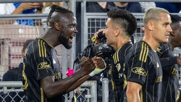 AME9524. PASADENA (ESTADOS UNIDOS), 04/07/2024.- Kei Kamara (i) de Los Ángeles FC celebra un gol ante Los Ángeles Galaxy, este jueves durante un partido de la Mayor League Soccer (MLS) en el estadio Rose Bowl Stadium, en Pasadena (EWstados Unidos). EFE/ Armando Arorizo
